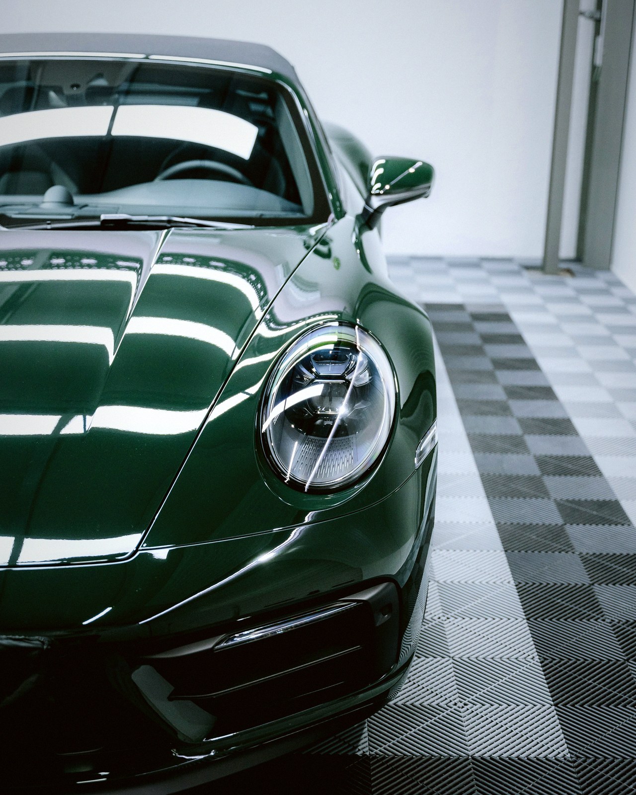 Detalle de un Porsche 911 verde pulido en el estudio